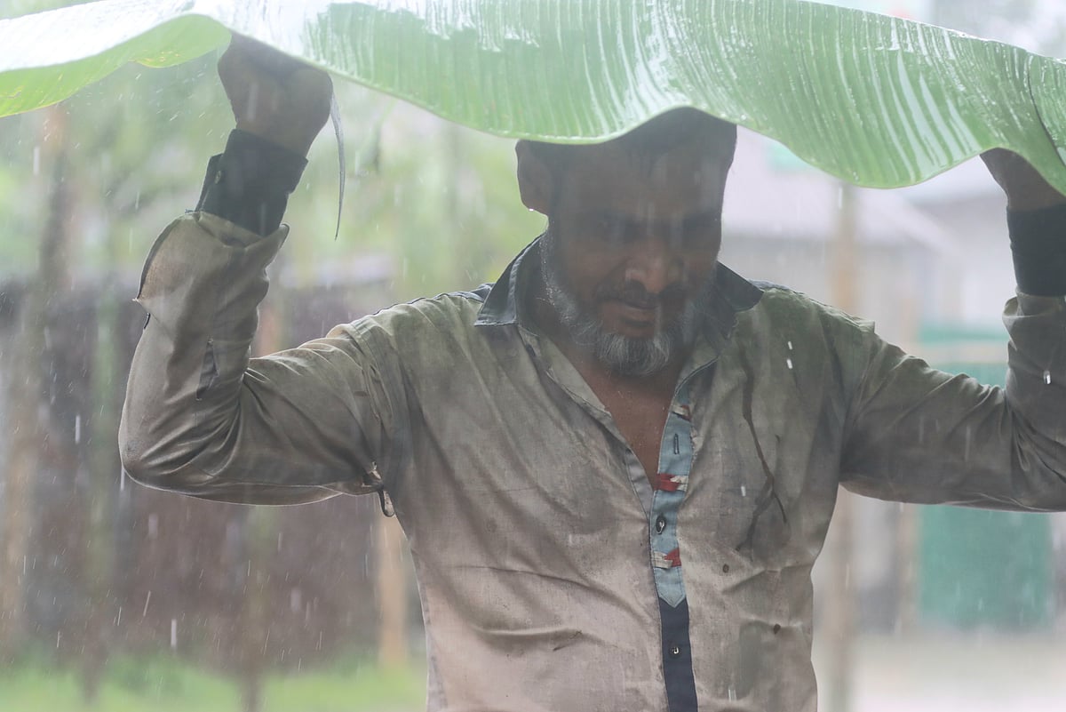 বঙ্গোপসাগরে নিম্নচাপ, ৬ বিভাগে ভারী বর্ষণের সতর্কবার্তা, বন্দরে ৩ নম্বর সংকেত