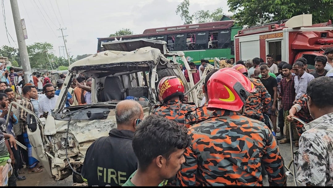 কিশোরগঞ্জে বাস-পিকআপ সংঘর্ষে প্রাণ গেল তিনজনের, মৃত ৭ গরু