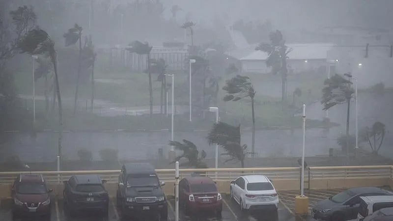 যুক্তরাষ্ট্রের রোটা দ্বীপে সুপার টাইফুন বাভির তাণ্ডবে চরম ক্ষয়ক্ষতি