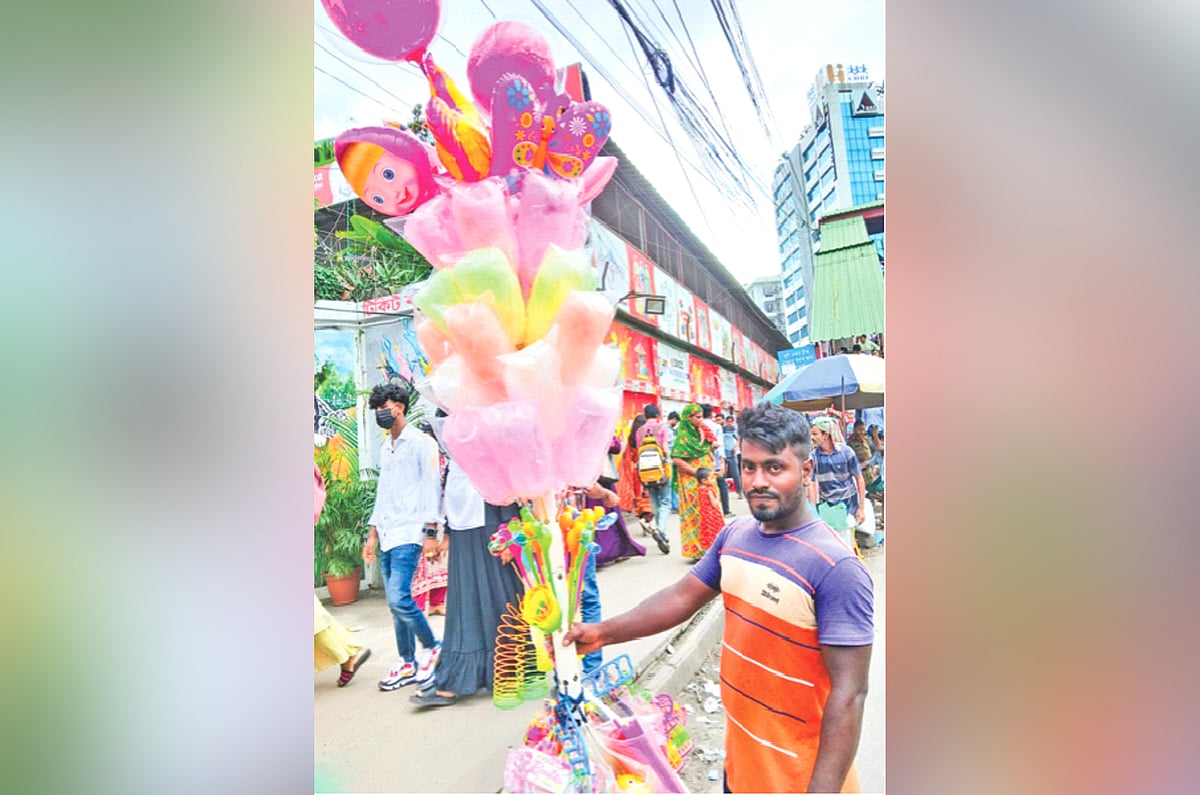 ঢাকার ফুটপাতের বিক্রেতাদের সংগ্রাম: বাসাভাড়া, খাবার ও সন্তানের ভবিষ্যৎ অনিশ্চিত