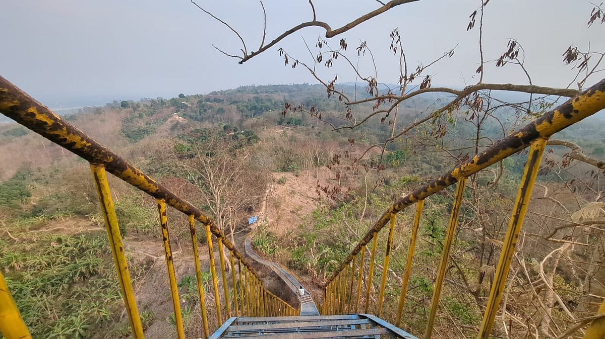 খাগড়াছড়ির ‘স্বর্গের সিঁড়ি’ নড়বড়ে, ৩০০ ধাপের লোহার সিঁড়িতে বাড়ছে দুর্ঘটনার ঝুঁকি