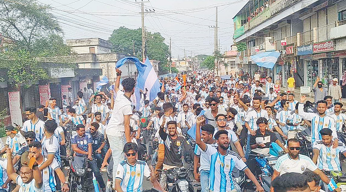 সুনামগঞ্জে বিশ্বকাপ উন্মাদনা: আর্জেন্টিনা-ব্রাজিল সমর্থকদের তর্ক-উচ্ছ্বাস-শোভাযাত্রা