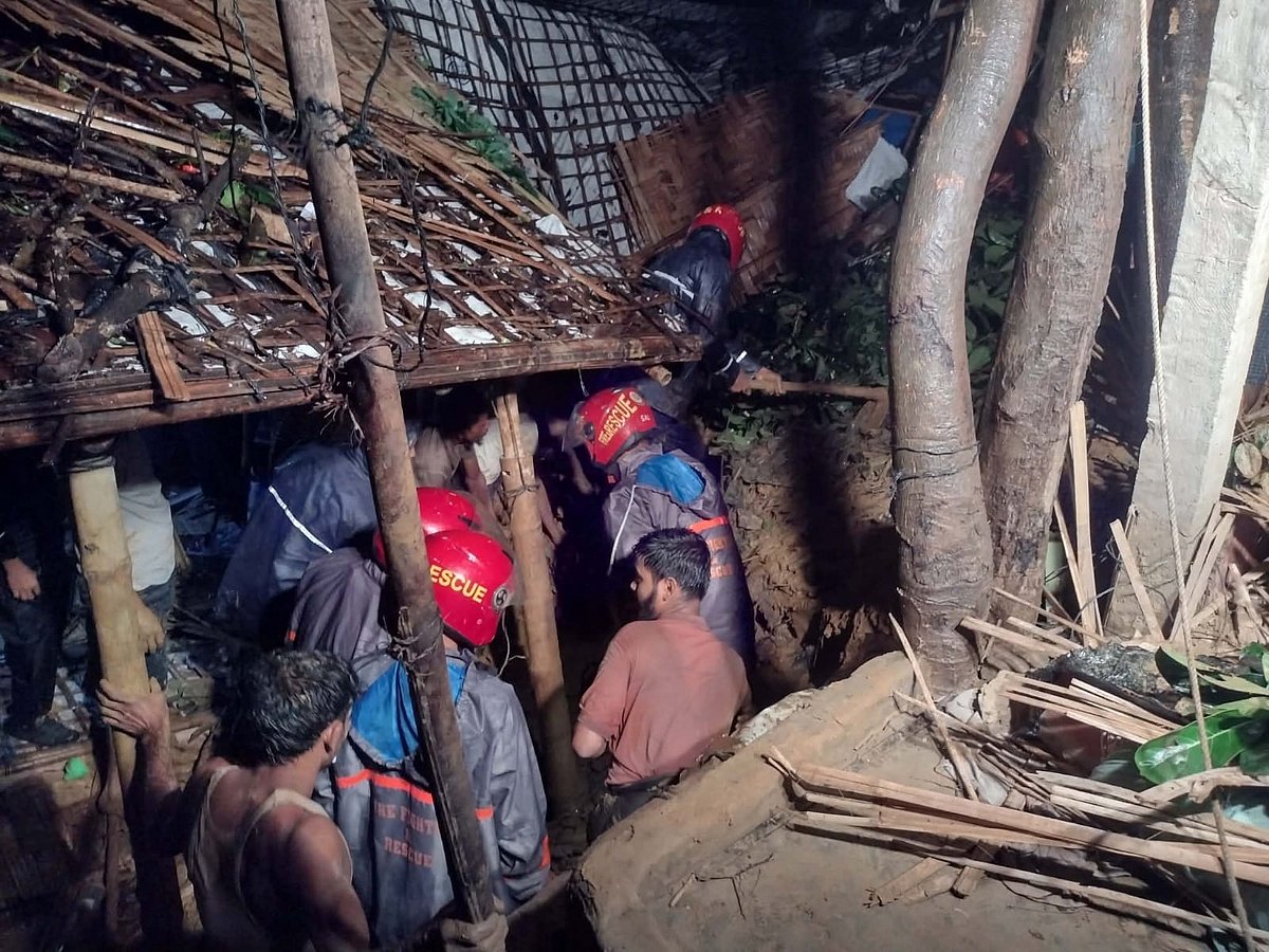 কক্সবাজারের রোহিঙ্গা শিবিরে পাহাড়ধসে নারী-শিশুসহ আটজনের প্রাণহানি