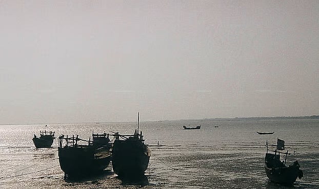 বঙ্গোপসাগরে তিন দিন ভাসার পর কোস্টগার্ডের উদ্ধার ১৭ জেলে