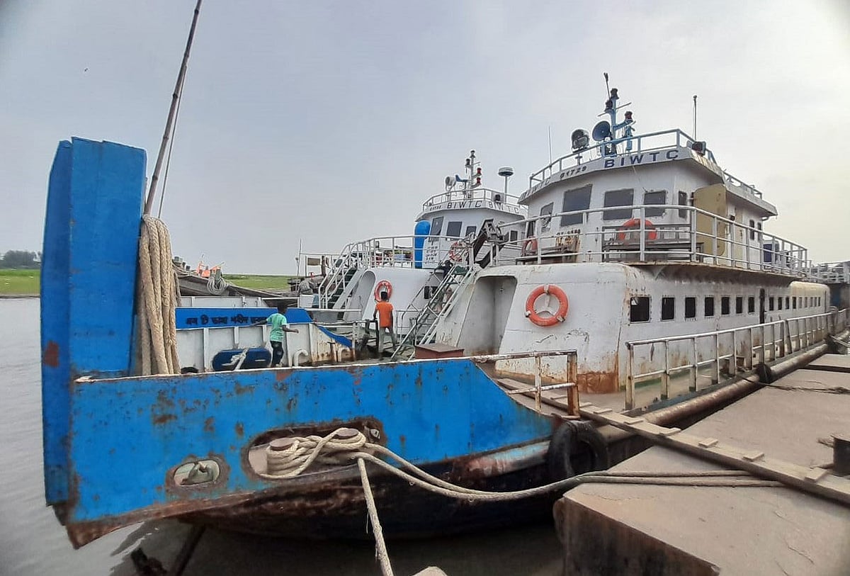 নিম্নচাপের কারণে হাতিয়ার সঙ্গে দেশের নৌ যোগাযোগ বন্ধ